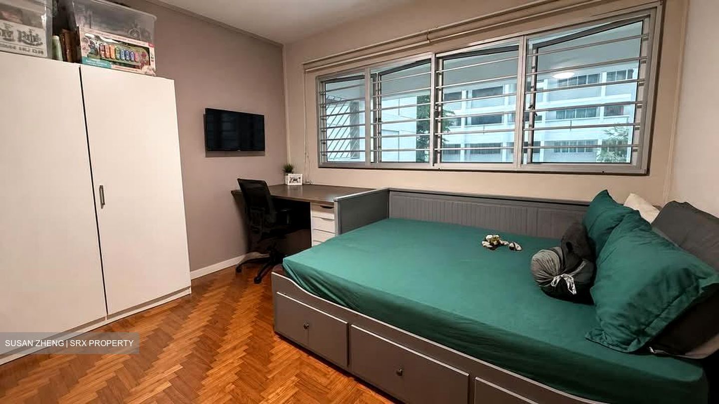 Blk 327 Jurong East Street 31 (Jurong East), HDB Executive #561618371